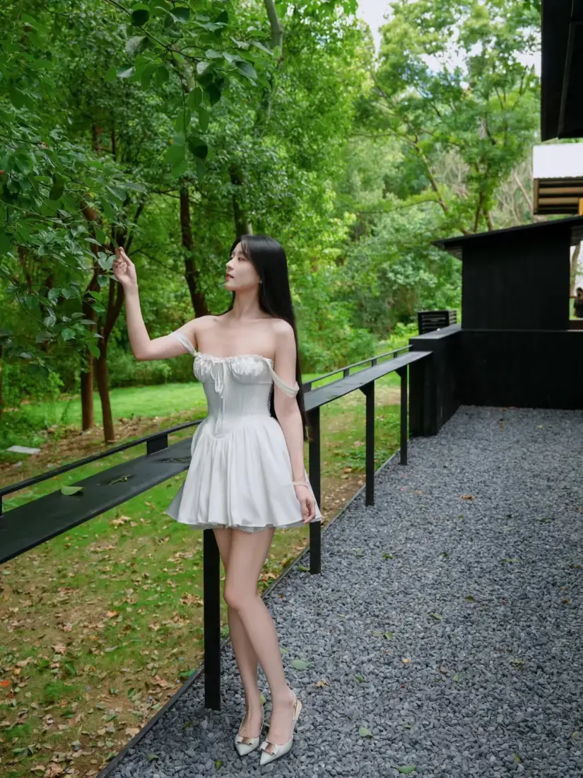 白裙长发美女｜林间步道背景图片 - 露肩短裙户外写真「哲风壁纸」