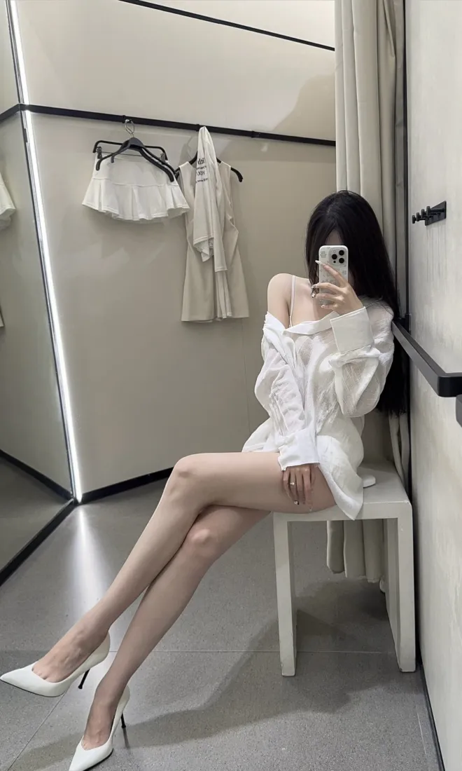 试衣间露肩白衫美女手机壁纸｜背景图片 - 大长腿对镜自拍「哲风壁纸」