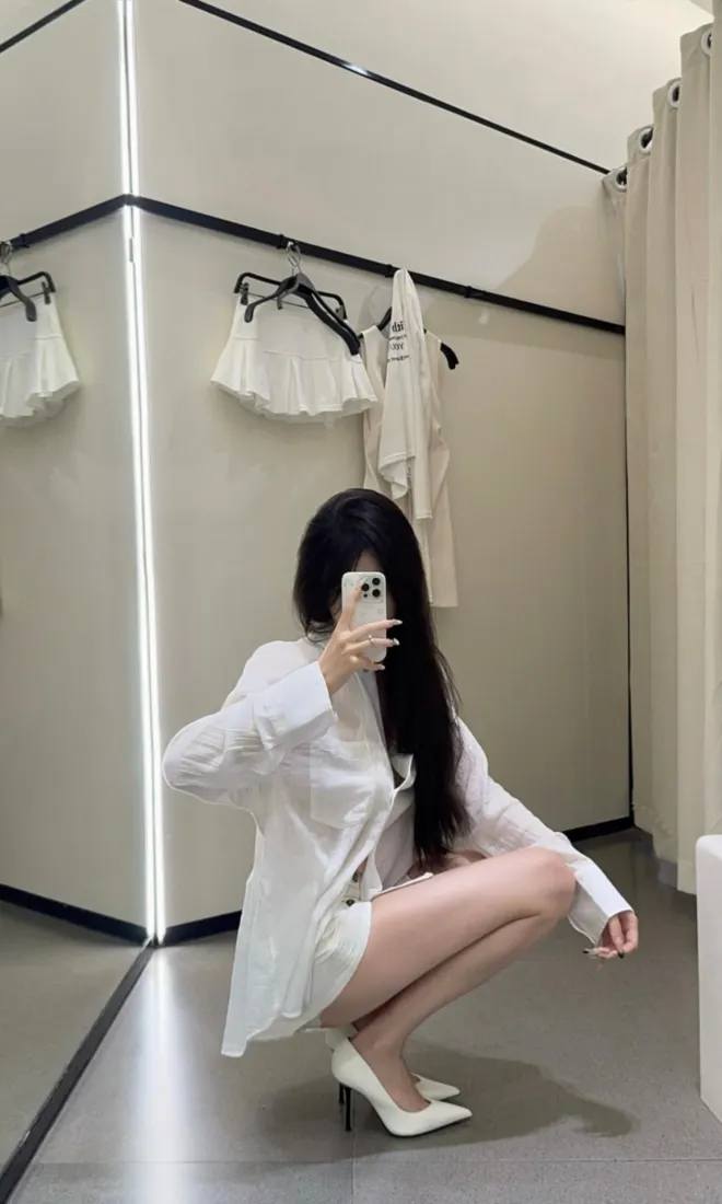 试衣间白衬衫美女手机壁纸｜背景图片 - 对镜自拍穿搭「哲风壁纸」