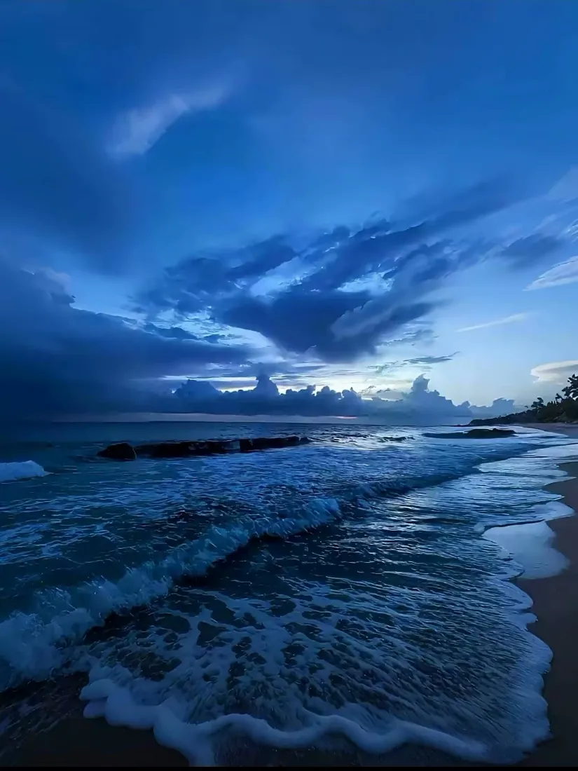 海洋海滩手机壁纸｜蓝色背景图片 - 黄昏阴云海浪风景「哲风壁纸」