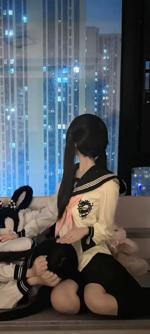 JK少女手机壁纸｜落地窗夜景背景图片 - 跪坐居家氛围感「哲风壁纸」