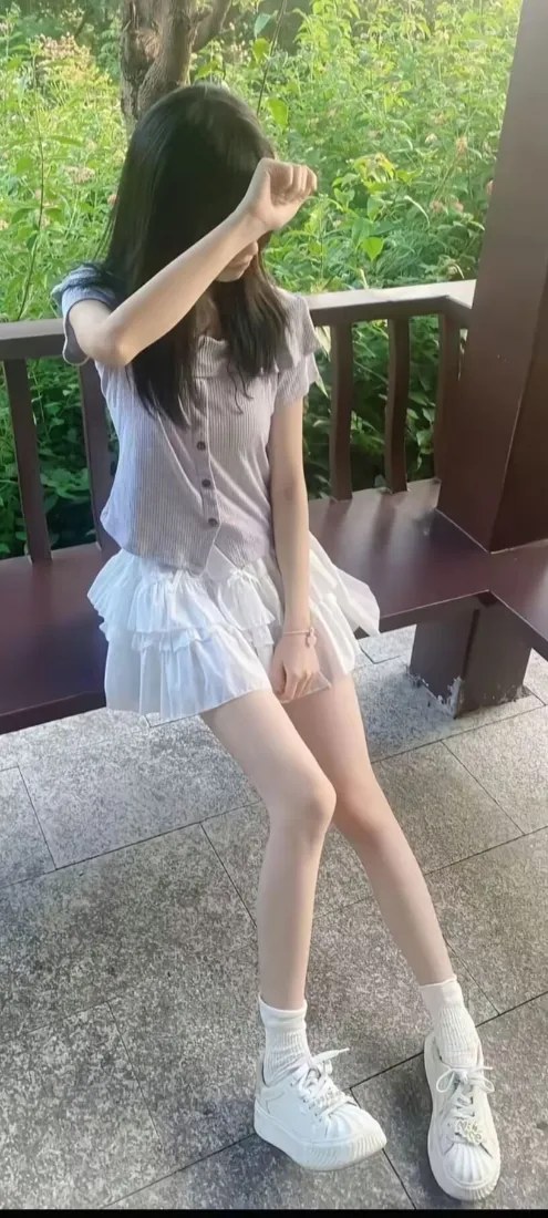 白裙少女手机壁纸｜户外凉亭背景图片 - 清新长腿美女穿搭「哲风壁纸」