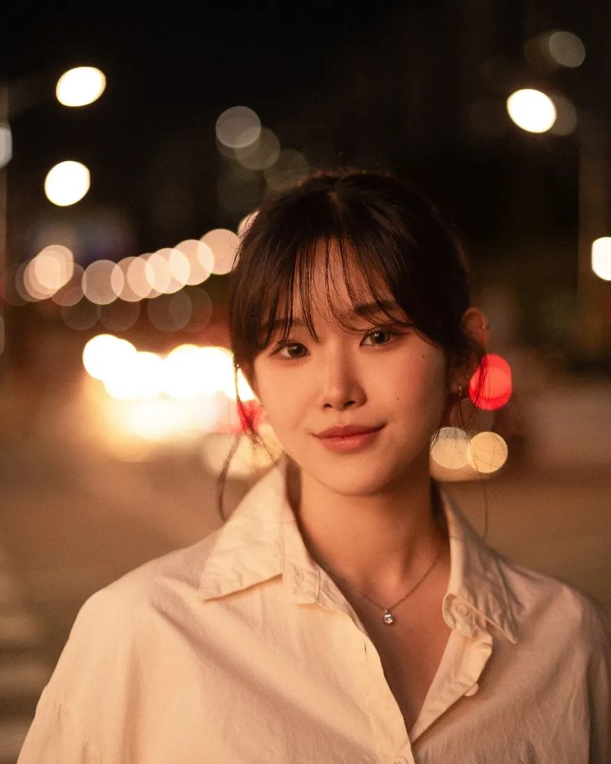 夜景美女手机壁纸｜暖调白衬衫背景图片 - 氛围感街拍人像「哲风壁纸」