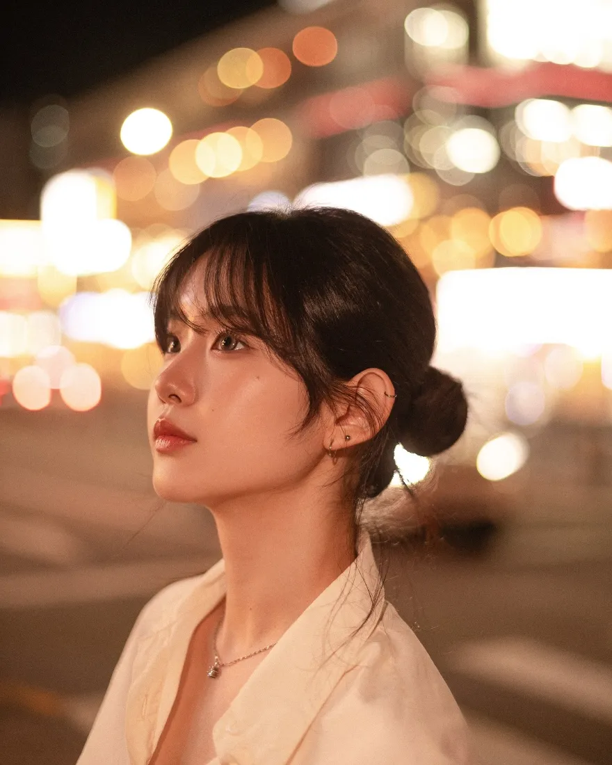 夜景美女手机壁纸｜城市街景背景图片 - 白西装盘发氛围感人像「哲风壁纸」