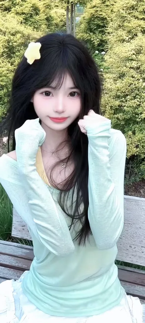 清新少女手机壁纸｜户外背景图片 - 长发绿衣甜美女孩「哲风壁纸」