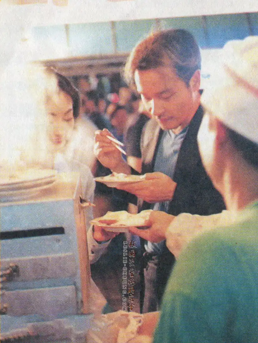 张国荣手机壁纸｜复古旧照背景图片 - 手持餐盘用餐「哲风壁纸」