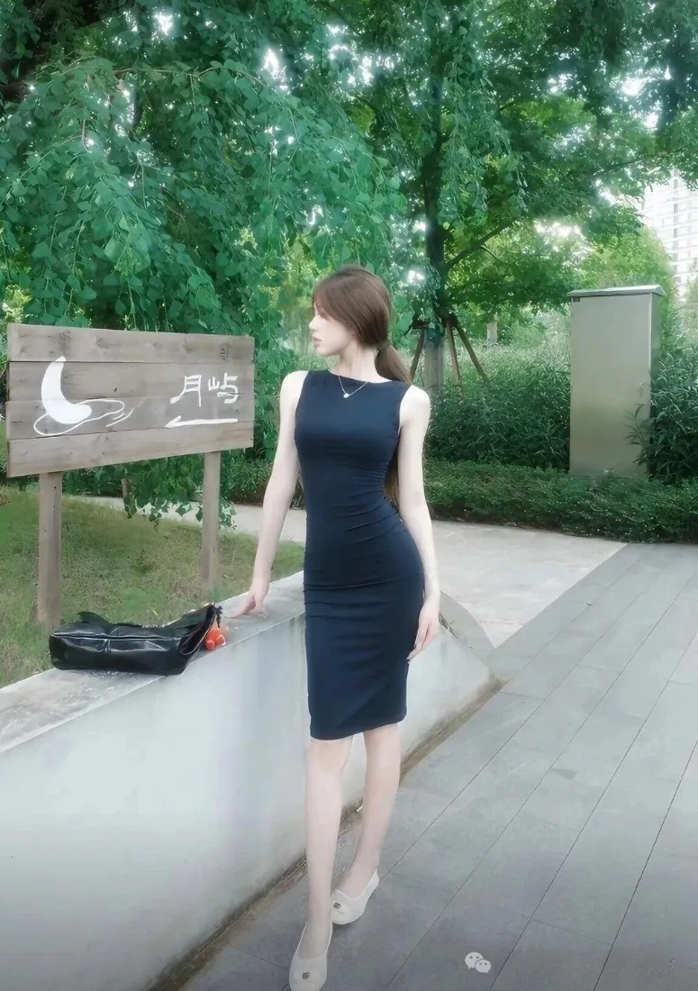 修身包臀裙美女手机壁纸｜公园背景图片 - 藏青无袖穿搭「哲风壁纸」
