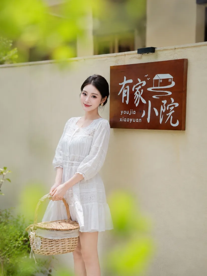 白衣少女手机壁纸｜庭院背景图片 - 白裙提篮清新人像「哲风壁纸」