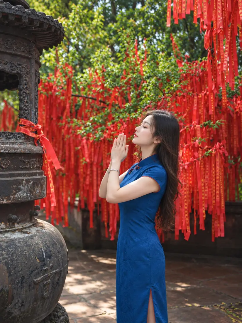 宝蓝色旗袍美女手机壁纸｜祈福背景图片 - 古寺红绸许愿带「哲风壁纸」