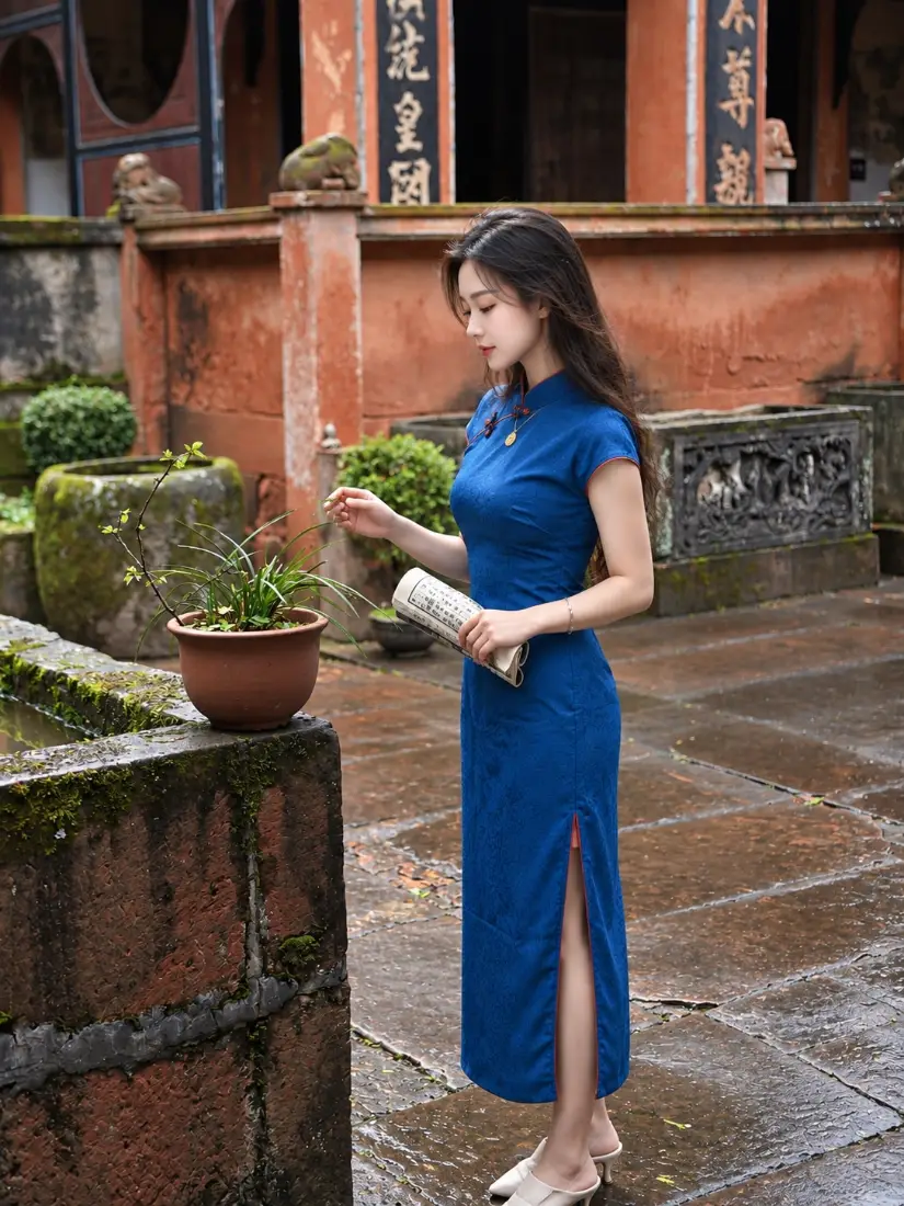 宝蓝色旗袍美女手机壁纸｜中式庭院背景图片 - 古典旗袍写真「哲风壁纸」