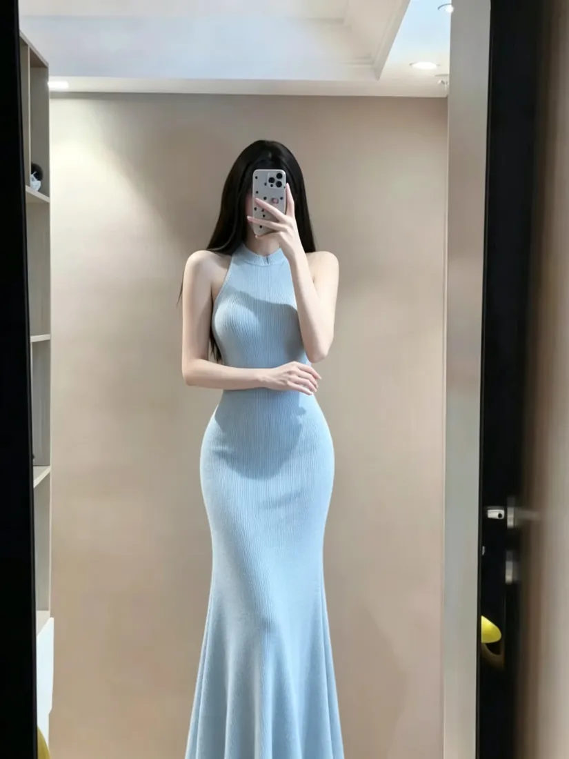 蓝裙美女手机壁纸｜背景图片 - 挂脖鱼尾长裙对镜自拍「哲风壁纸」