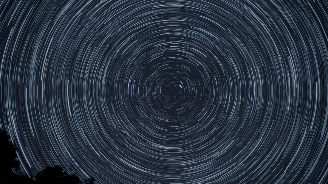 3k星轨壁纸｜夜空背景图片 - 同心圆旋转星空「哲风壁纸」