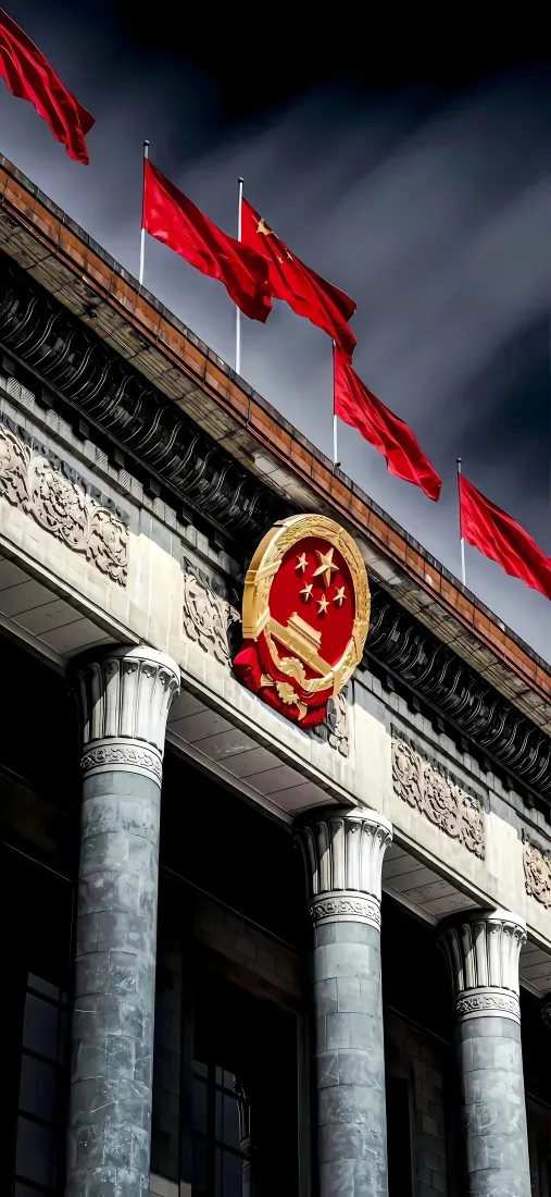 国徽手机壁纸｜政府建筑背景图片 - 红旗石柱庄严仰拍「哲风壁纸」