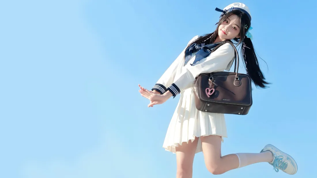 2k可爱女孩JK制服｜蓝天背景图片 - 元气少女「哲风壁纸」