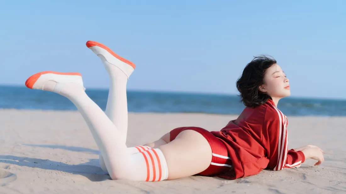 4k红衣少女｜海边沙滩背景图片 - 红衣运动风少女写真「哲风壁纸」
