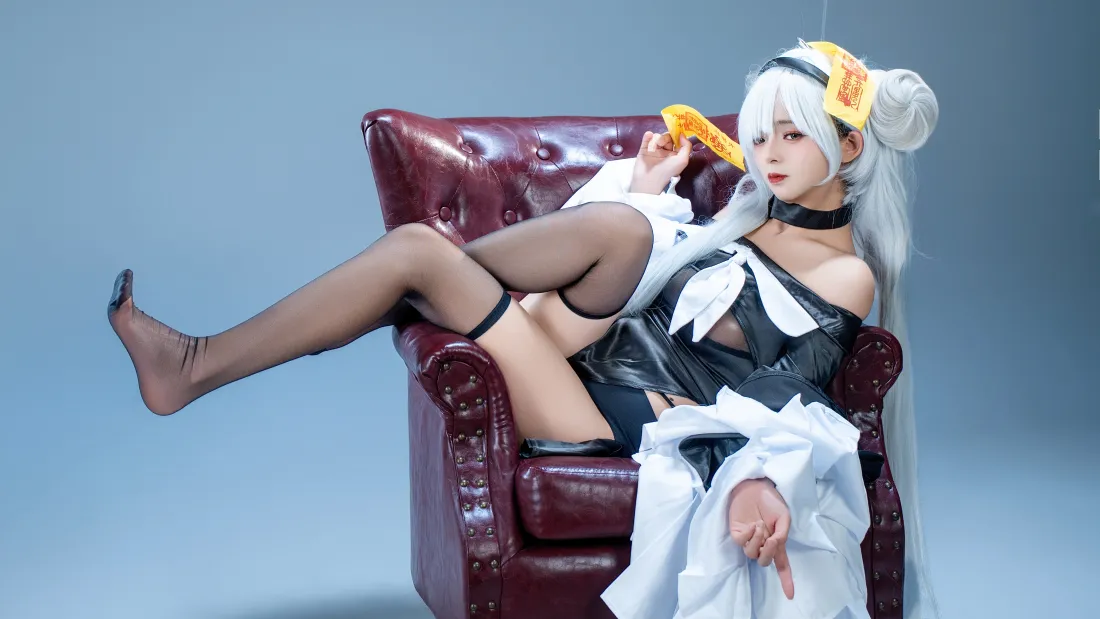 4k白发女仆少女壁纸｜黑丝沙发背景图片 - 性感cosplay美腿写真「哲风壁纸」