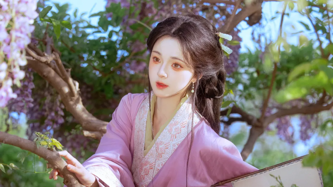 4k古装少女壁纸｜紫藤花背景图片 - 粉衣古风美人「哲风壁纸」