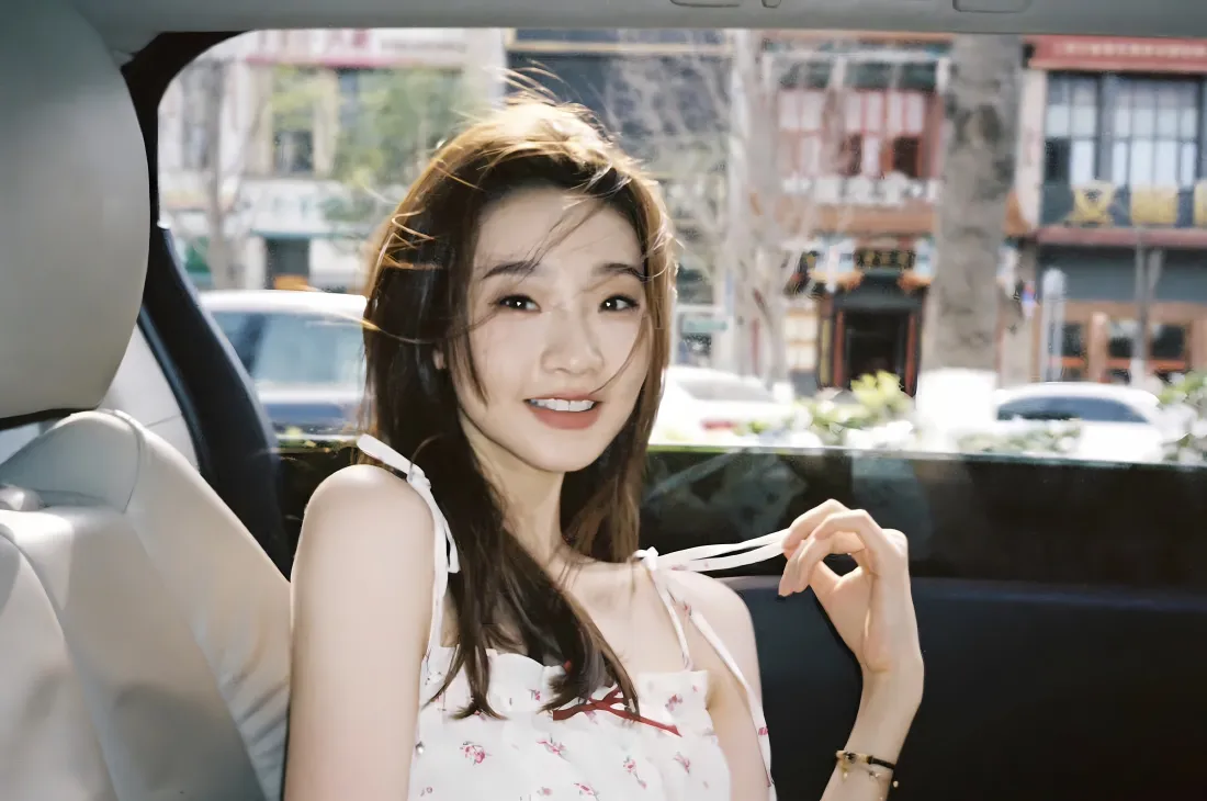 5k张艺凡壁纸｜车内随拍背景图片 - 甜美吊带少女街景「哲风壁纸」