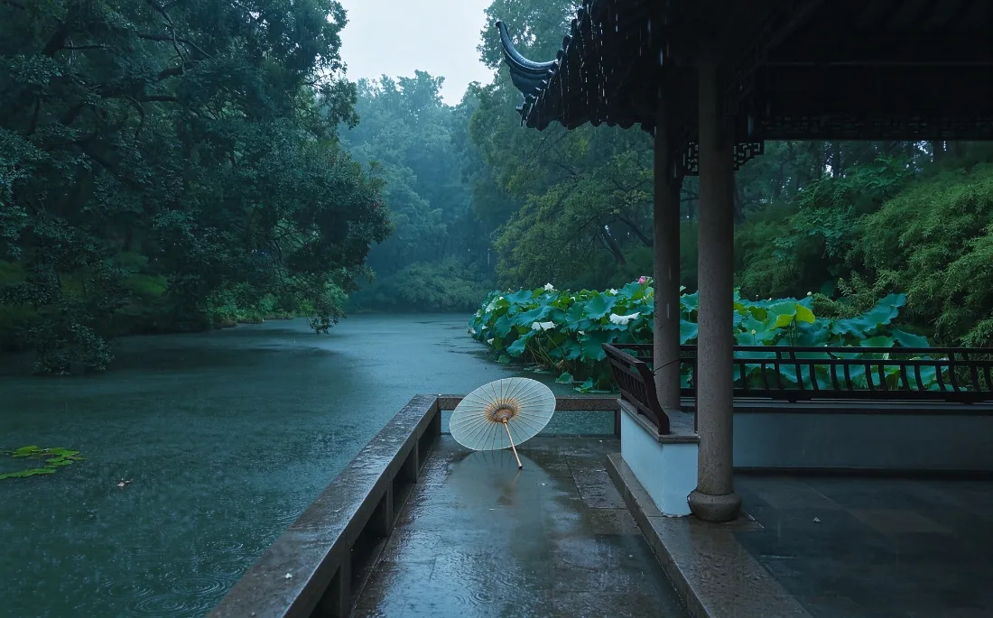 2k雨湖古亭油纸伞壁纸｜青绿水岸背景图片 - 烟雨园林「哲风壁纸」