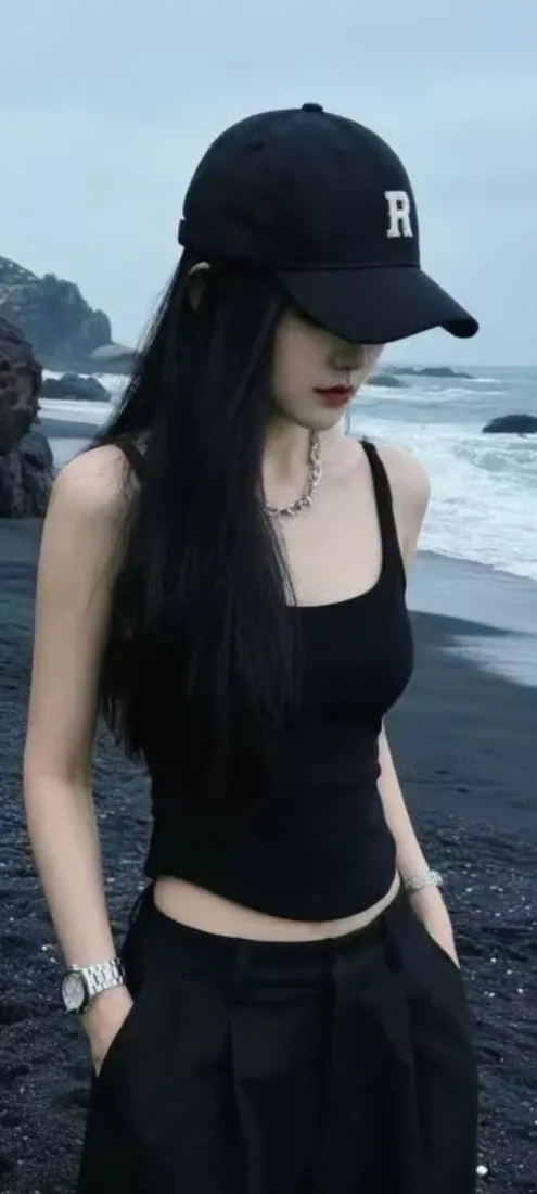 黑衣美女手机壁纸｜海边背景图片 - 冷感棒球帽辣妹穿搭「哲风壁纸」