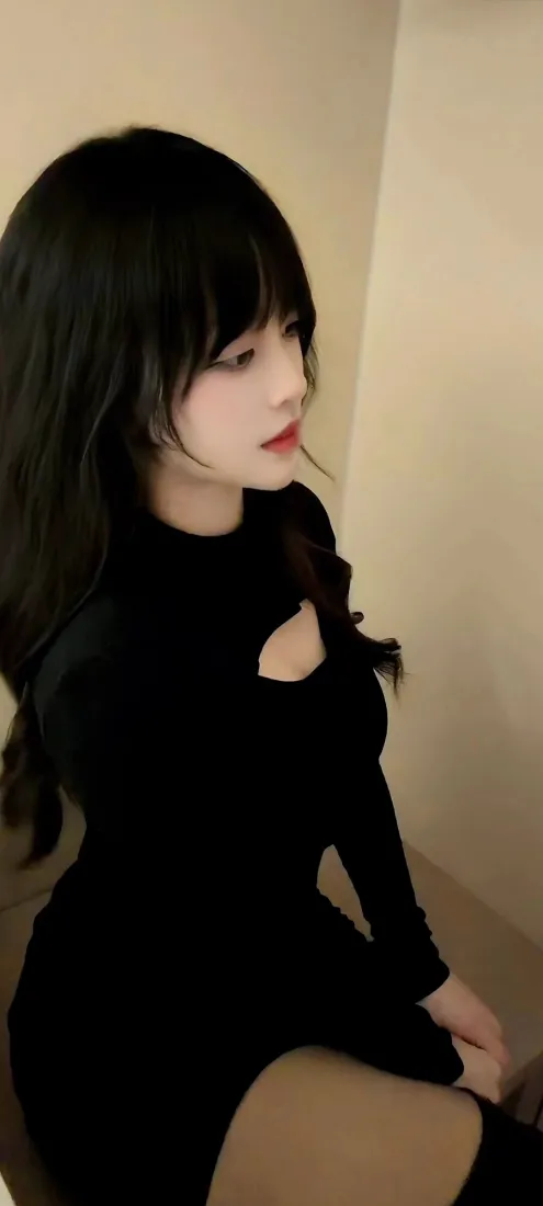 黑衣长发美女手机壁纸｜室内人像背景图片 - 纯欲风黑裙侧身写真「哲风壁纸」