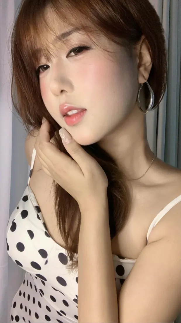 妍妍波点吊带美女手机壁纸｜室内人像背景图片 - 氛围感写真「哲风壁纸」