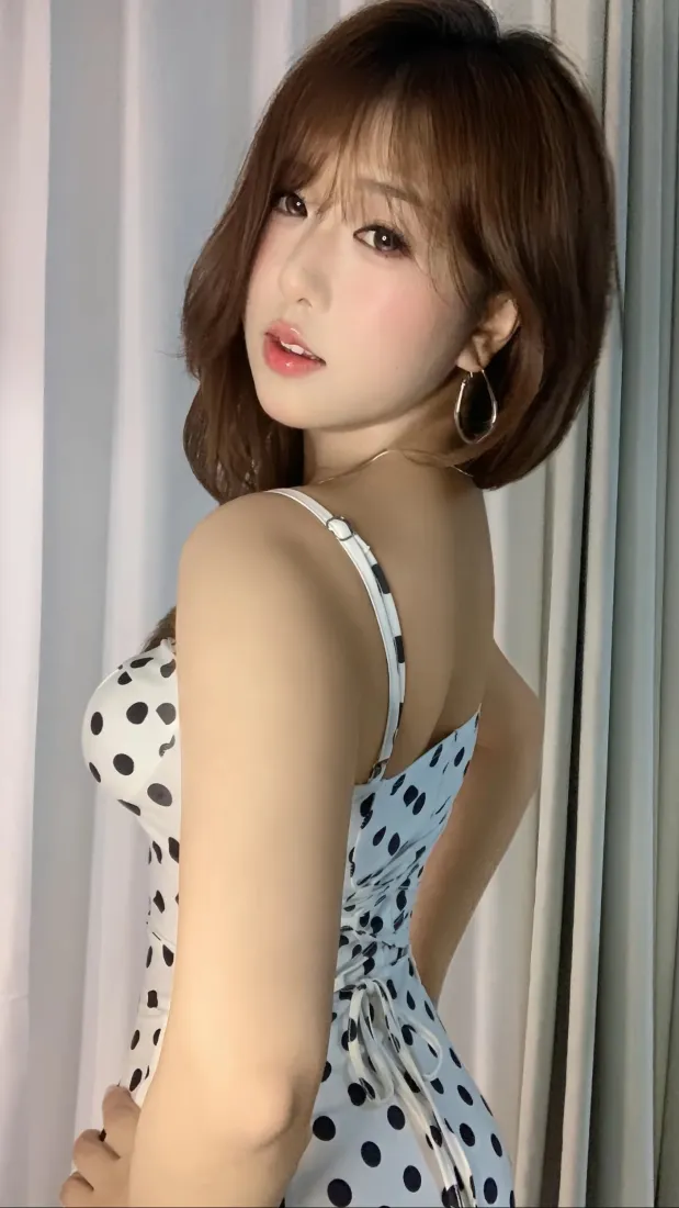 妍妍手机壁纸｜波点吊带裙背景图片 - 短发美女回眸「哲风壁纸」