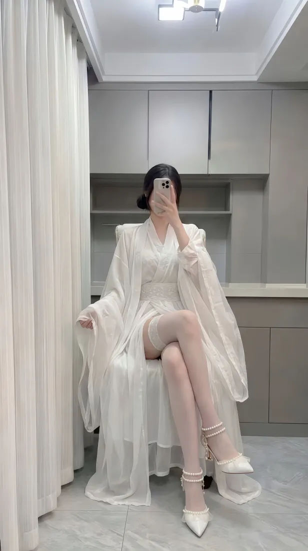 白衣美女对镜自拍｜纯白御姐穿搭背景图片 - 室内居家氛围「哲风壁纸」
