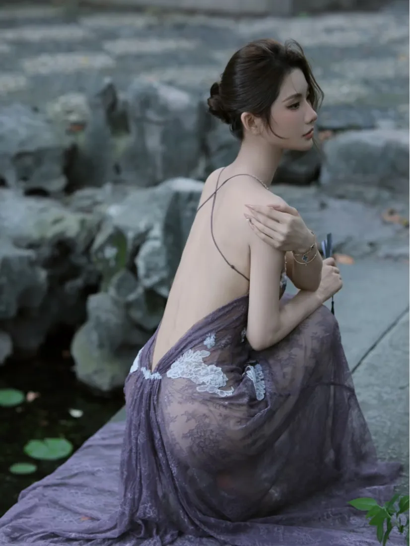 紫裙露背美女手机壁纸｜园林背景图片 - 清冷氛围感写真「哲风壁纸」
