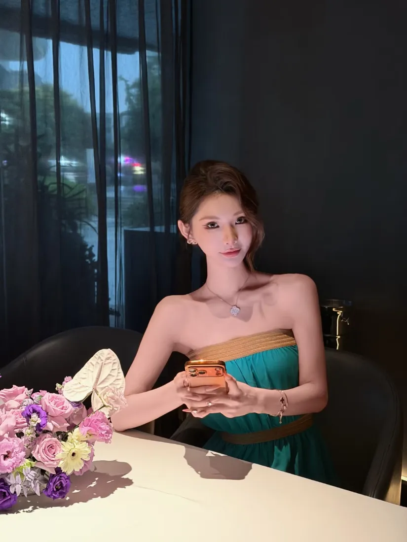 抹胸礼服美女手机壁纸｜餐厅夜景背景图片 - 氛围感写真「哲风壁纸」