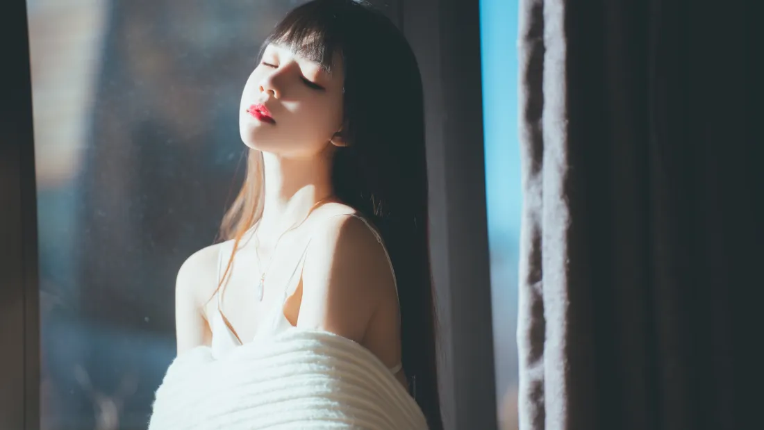 4k窗边女神壁纸｜阳光人像背景图片 - 闭眼黑发红唇美女「哲风壁纸」