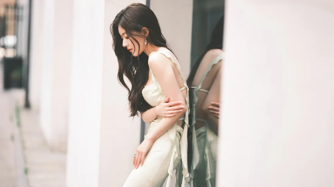 4k女神壁纸｜白裙长发背景图片 - 窗边氛围感美女「哲风壁纸」
