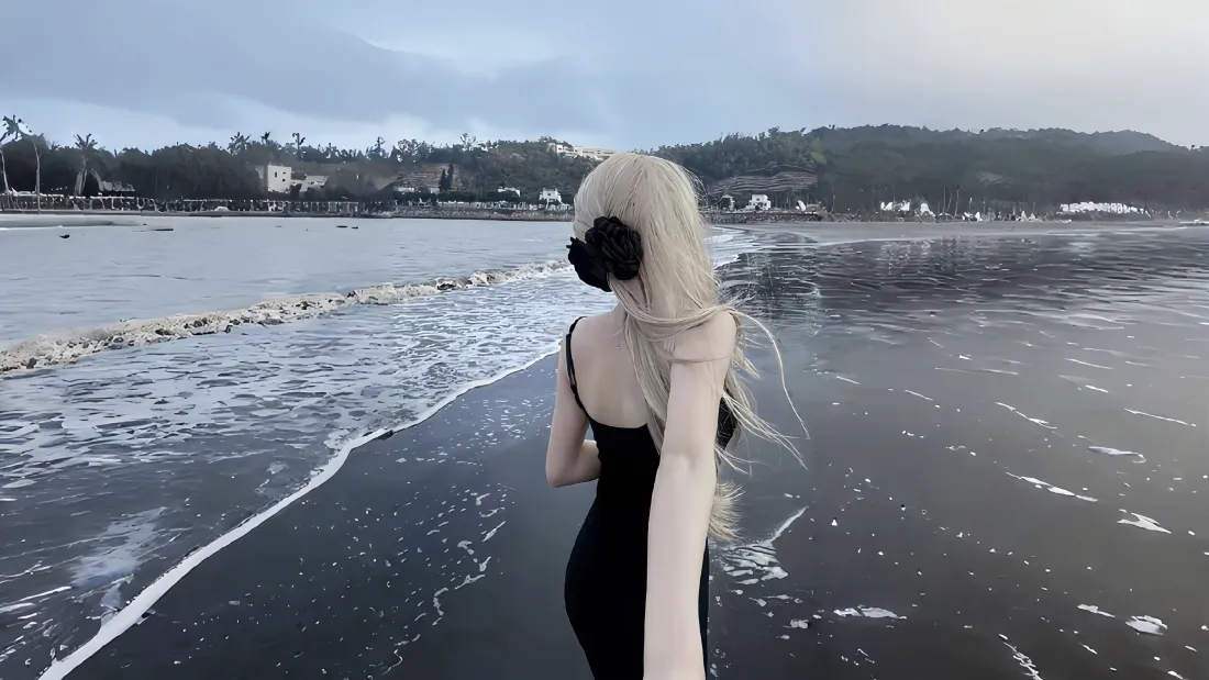 4k海边女神壁纸｜背景图片 - 黑裙金发海岸漫步「哲风壁纸」