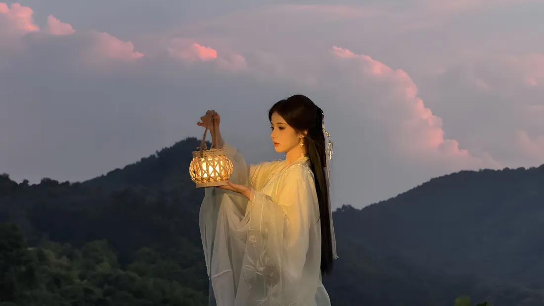 4k古风女神壁纸｜黄昏山景背景图片 - 提灯白衣仙气少女「哲风壁纸」