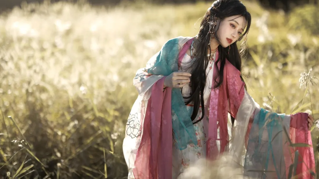 2k古风女神汉服写真｜户外草地背景图片 - 粉青襦裙温柔氛围感「哲风壁纸」