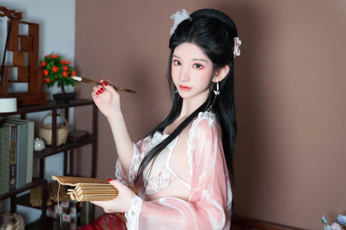 5k古风粉衣女神壁纸｜持毛笔书卷背景图片 - 汉服长发美人室内写真「哲风壁纸」