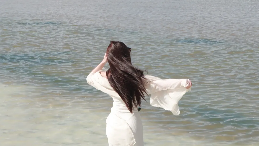 2k海边女神壁纸｜背景图片 - 白裙长发背影浅滩海风「哲风壁纸」