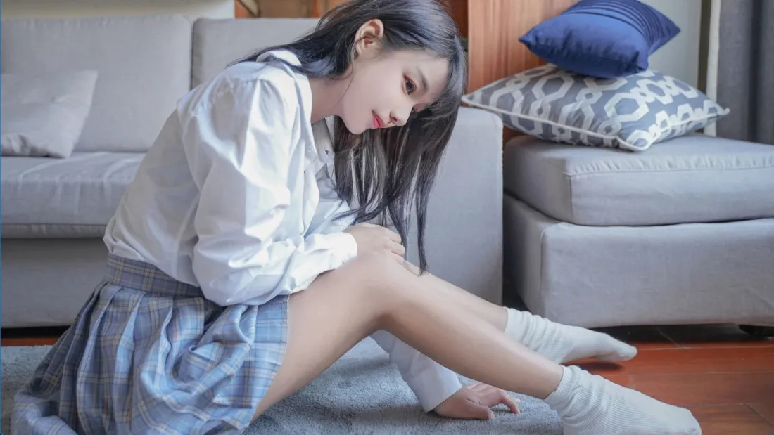 2k女神JK少女壁纸｜居家沙发背景图片 - 白衬衫格裙清纯写真「哲风壁纸」