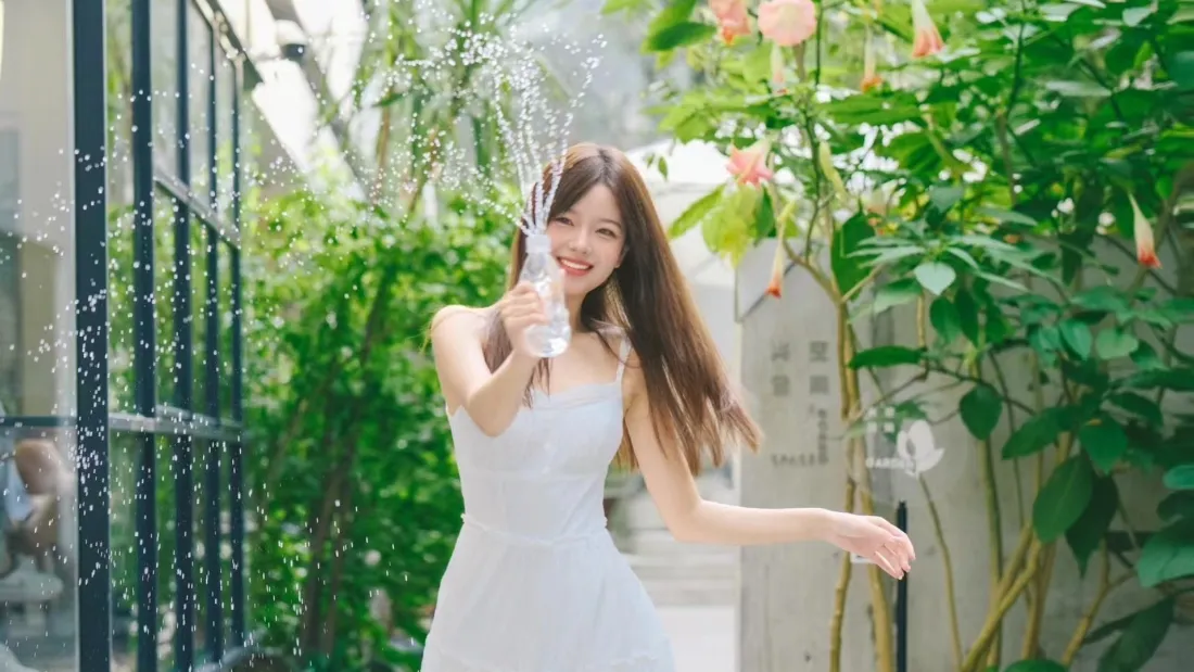 2k清新女神壁纸｜白裙少女背景图片 - 庭院绿植洒水写真「哲风壁纸」