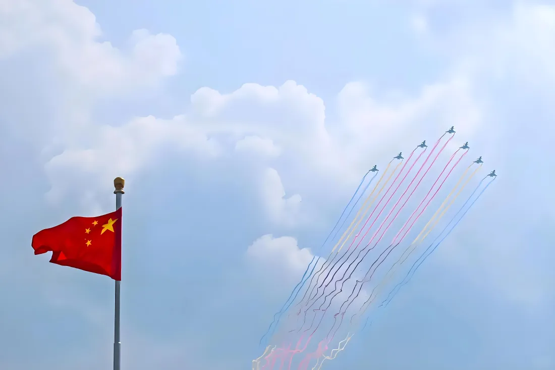 8k五星红旗｜国庆阅兵空中梯队蓝天背景图片 -「哲风壁纸」