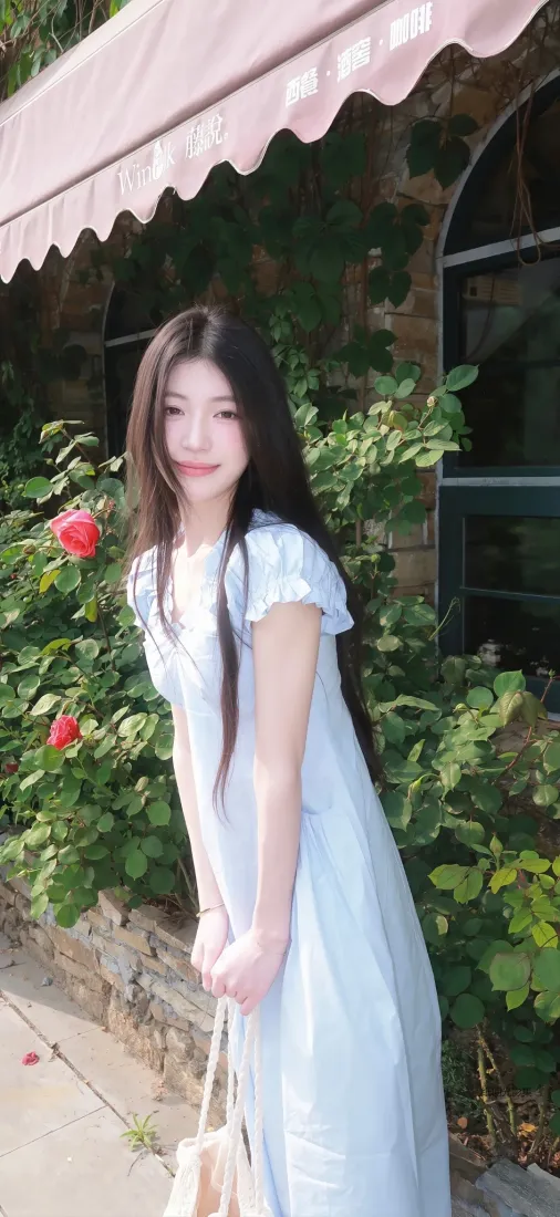 清纯少女手机壁纸｜户外街拍背景图片 - 白裙长发玫瑰庭院「哲风壁纸」