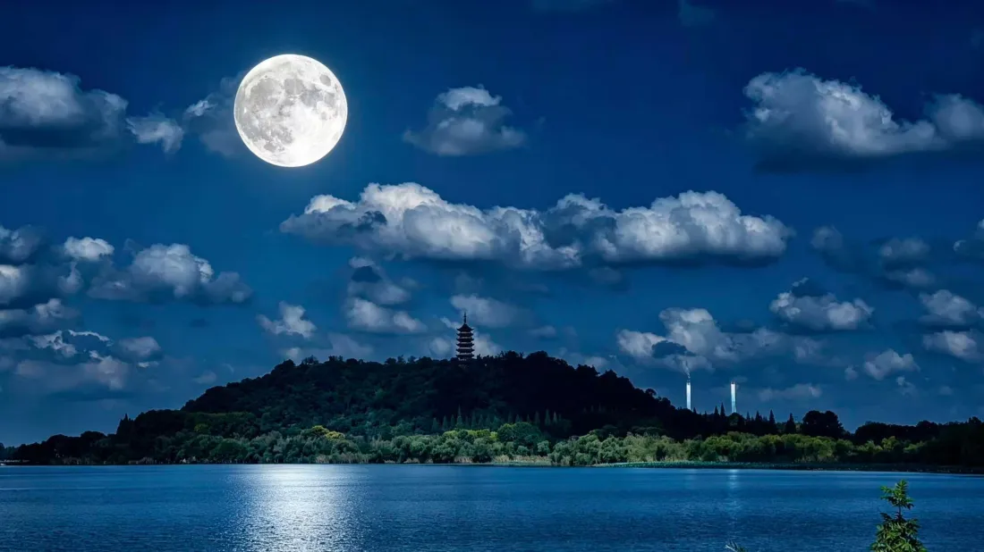 2k满月湖面夜景壁纸｜背景图片 - 月夜水岸山林静谧风光「哲风壁纸」