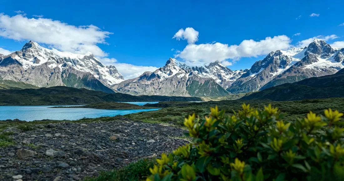 3k库克山壁纸｜雪山湖泊背景图片 - 蓝天碎石滩野花「哲风壁纸」