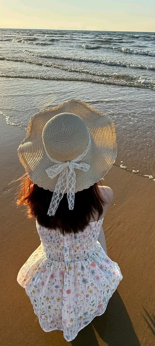 海边美女手机壁纸｜背景图片 - 日落沙滩草帽背影「哲风壁纸」