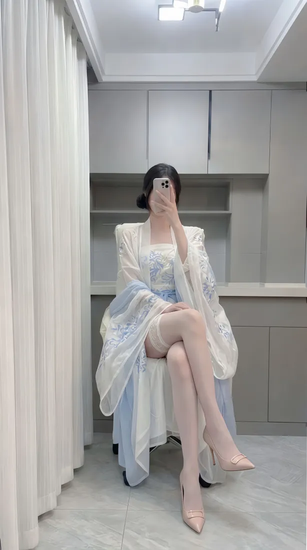 古风白衫美女手机壁纸｜室内自拍背景图片 - 长腿丝袜高跟鞋「哲风壁纸」