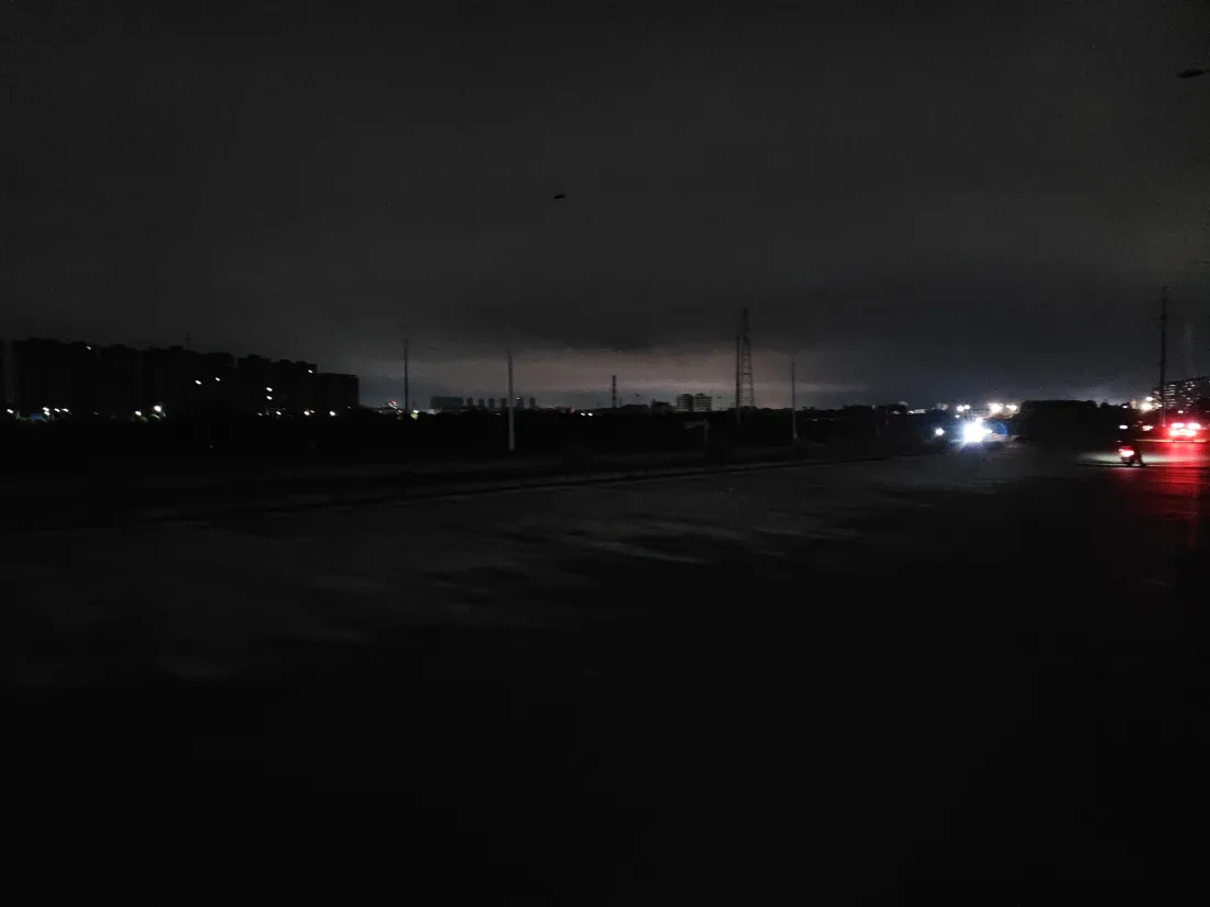 4k夜晚公路壁纸｜背景图片 - 雨夜车灯城市街景「哲风壁纸」