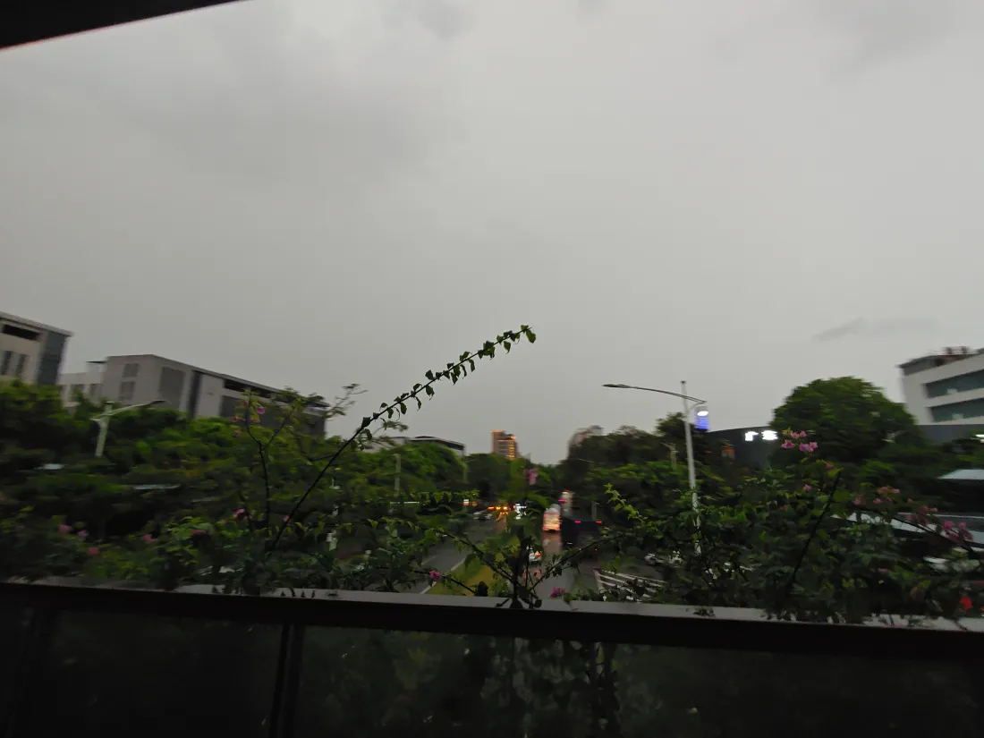 4k建筑壁纸 - 路灯 - 雨天 - 阴天「哲风壁纸」