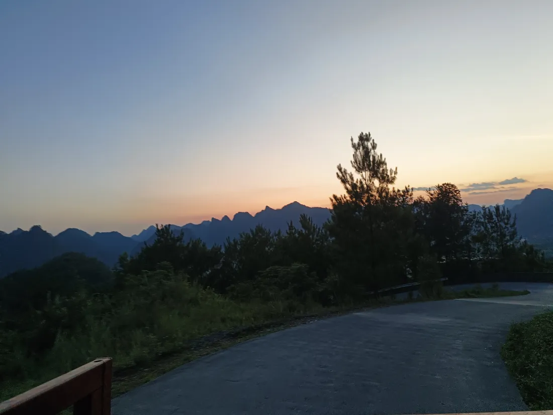 8k山间暮色公路壁纸｜背景图片 - 远山树木黄昏自然风景「哲风壁纸」