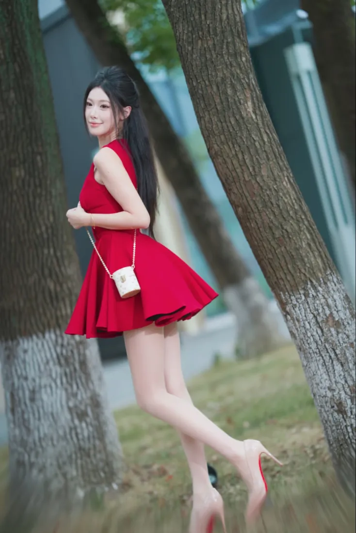红衣美女手机壁纸｜户外街拍背景图片 - 红裙长发高跟写真「哲风壁纸」