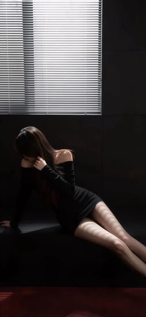 黑衣露肩美女手机壁纸｜暗调人像背景图片 - 百叶窗室内写真「哲风壁纸」